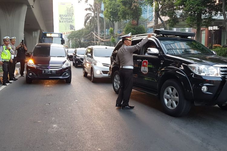 Mobil yang melanggar peraturan pembatasan kendaraan berdasarkan nomor pelat ganji dan genap mulai dialihkan di Simpang Pancoran, Jakarta Selatan, Rabu (18/7/2018)