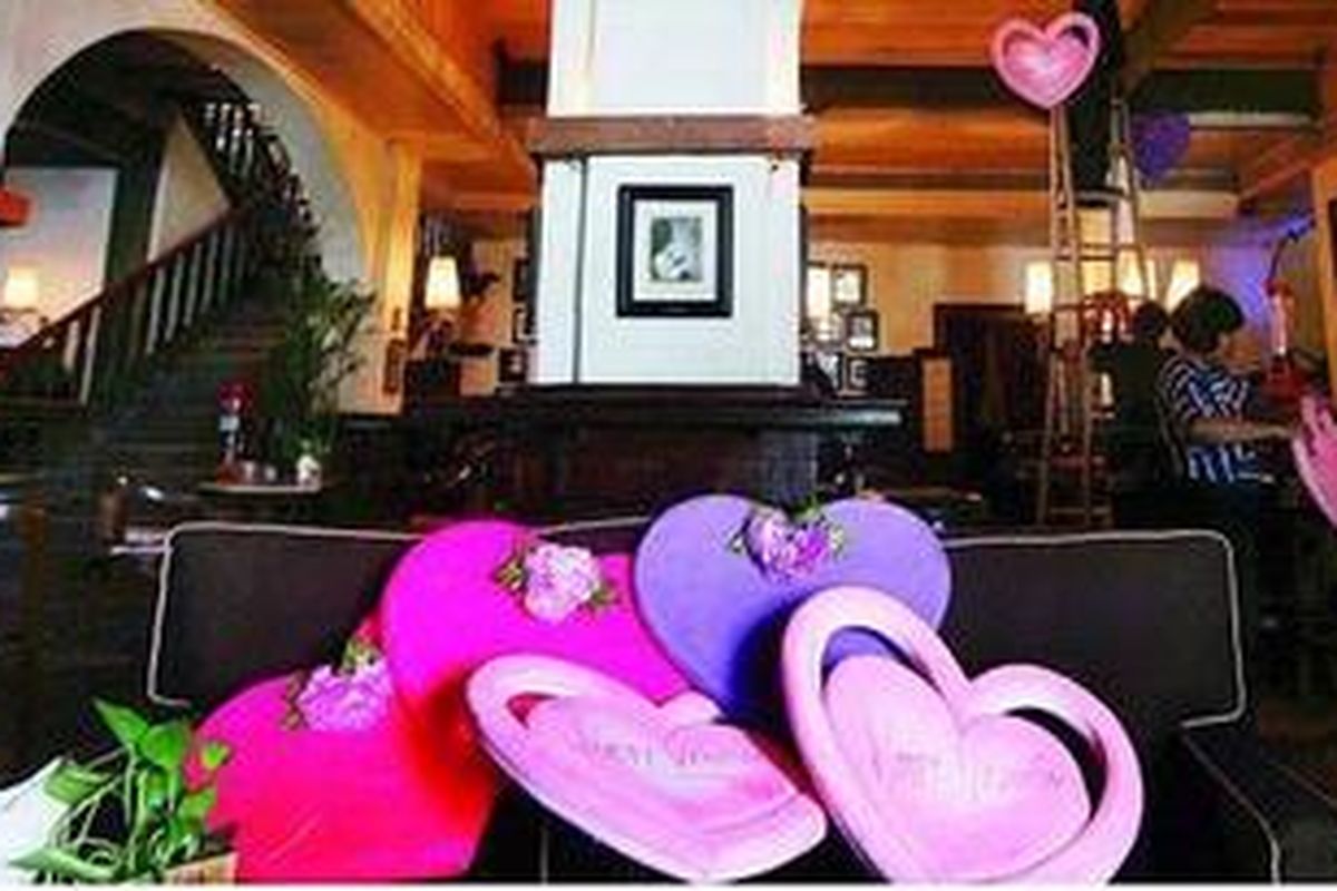 Persiapan dekorasi Valentine di Cafe Batavia, Jakarta, Jumat (10/2/2012).