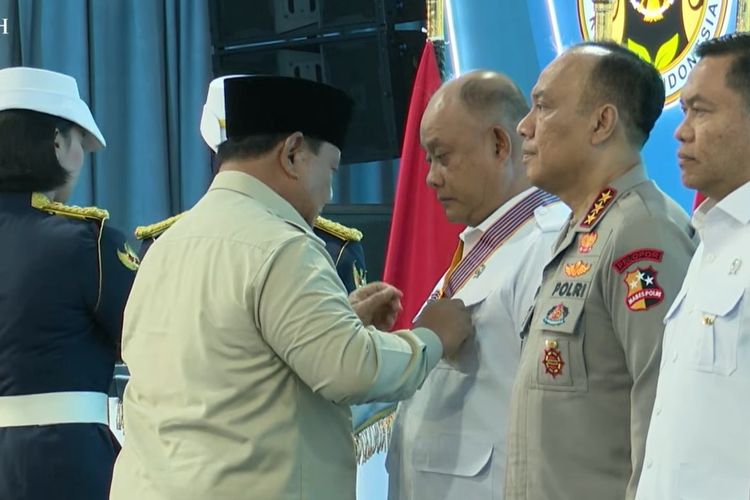Kepala BGN Dadan Hindayana menerima tanda kehormatan Bintang Jasa Utama dari Presiden Prabowo Subianto, Jumat (13/2/2026).