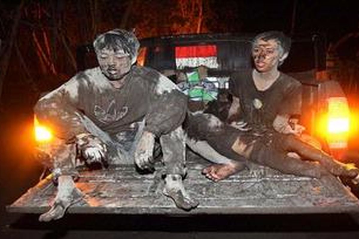 Seeking help: Rescuers arrive with injured children on the back of a truck to a safe zone in Yogyakarta for treatment as survivors continued to flee from the erupting Mount Merapi  