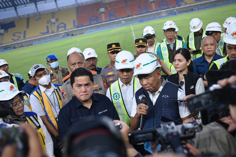 Ketua INAFOC Zainudin Amali dan Ketua LOC Piala Dunia U-20 2023 dan rombongannya tengah meninjau kesiapan Stadion si Jalak Harupat Kabupaten Bandung, Sabtu (11/3/2023) jelang FIFA melakukan audit pada akhir Maret ini. 