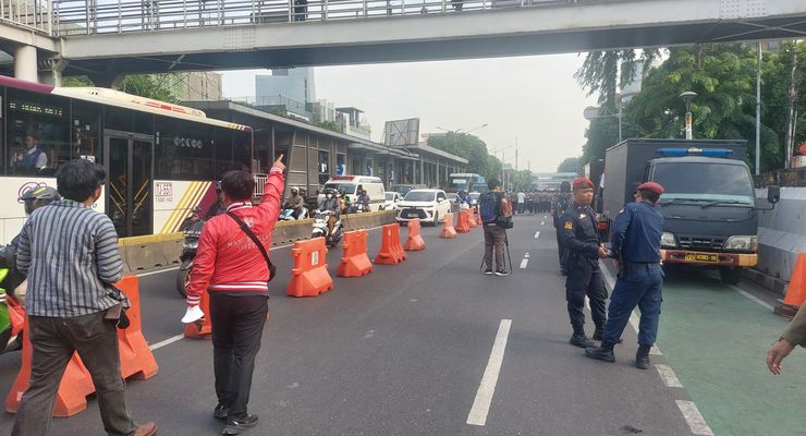 Polisi Rekayasa Lalu Lintas Jelang Pendaftaran Cagub-Cawagub di KPU Jakarta