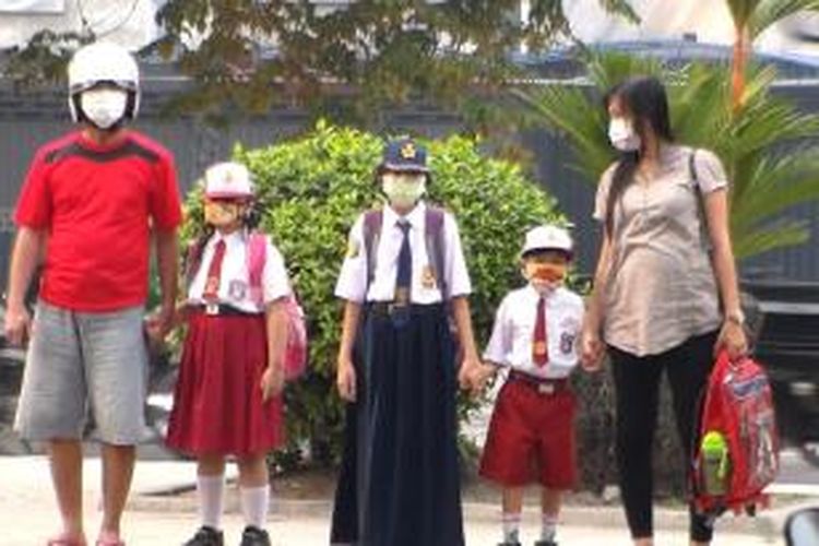 Siswa di Palangkaraya terpaksa menggunakan masker selama proses belajar mengajar akibat kabut asap yang mengakibatkan infeksi saluran pernafasan.