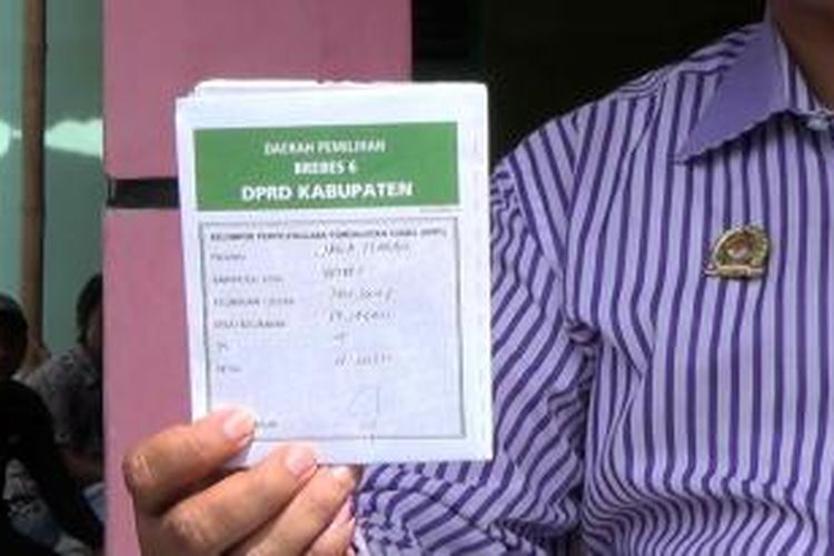 Salah satu surat suara DPRD Dapil 6 yang nyasar ke TPS 4 Desa Pejagan, Tanjung, yang merupakan Dapil 5.  