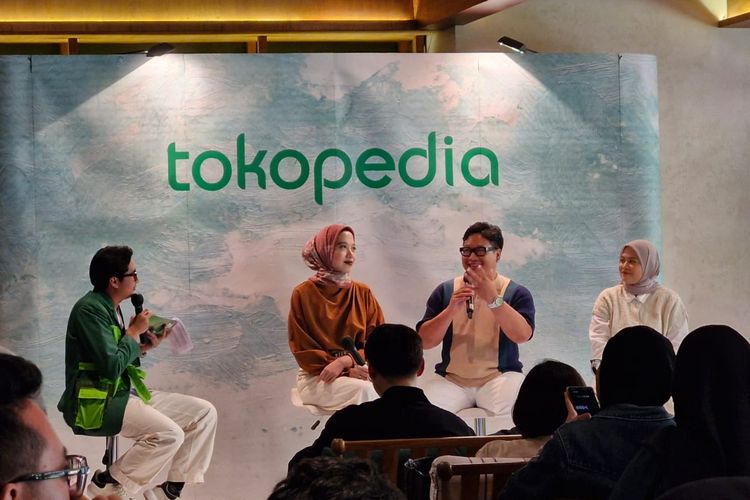 Co-Founder Benang Jarum, Kanya Trihapsari, Co-Founder PREPP Studio, Satria Adiyassa, dan Head of Marketing merché, Zein Witriandani (dari kedua dari kiri ke kanan) dalam acara Konferensi Pers Tokopedia Fashion Market di Jakarta Selatan, Rabu (7/2/2024).