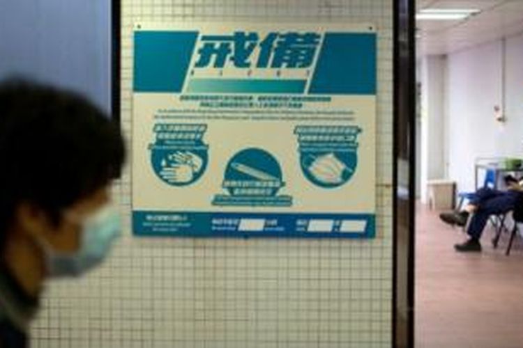 Suasana di sebuah rumah sakit di Hong Kong dengan sebuah poster yang berisi petunjuk cara menghindari flu burung terpampang di dinding.