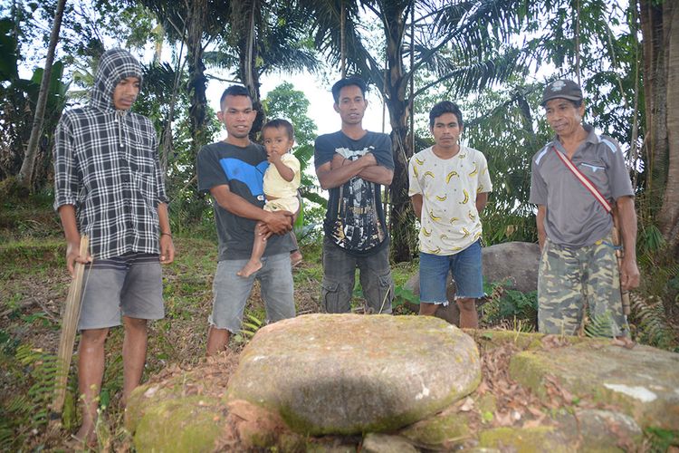 Situs Sompang Runa bertuliskan R U N K W di Kampung Runa, Desa Sukakiong, Kecamatan Kuwus, Kabupaten Manggarai Barat, Flores, NTT, Senin (5/8/2019). Tulisan dilakukan oleh orang Minangkabau yang tiba di kampung Runa ribuan tahuan yang lalu. Ini bukti sejarah bahwa orang Minangkabau. Asal usul orang Runa berasal dari Minangkabau.