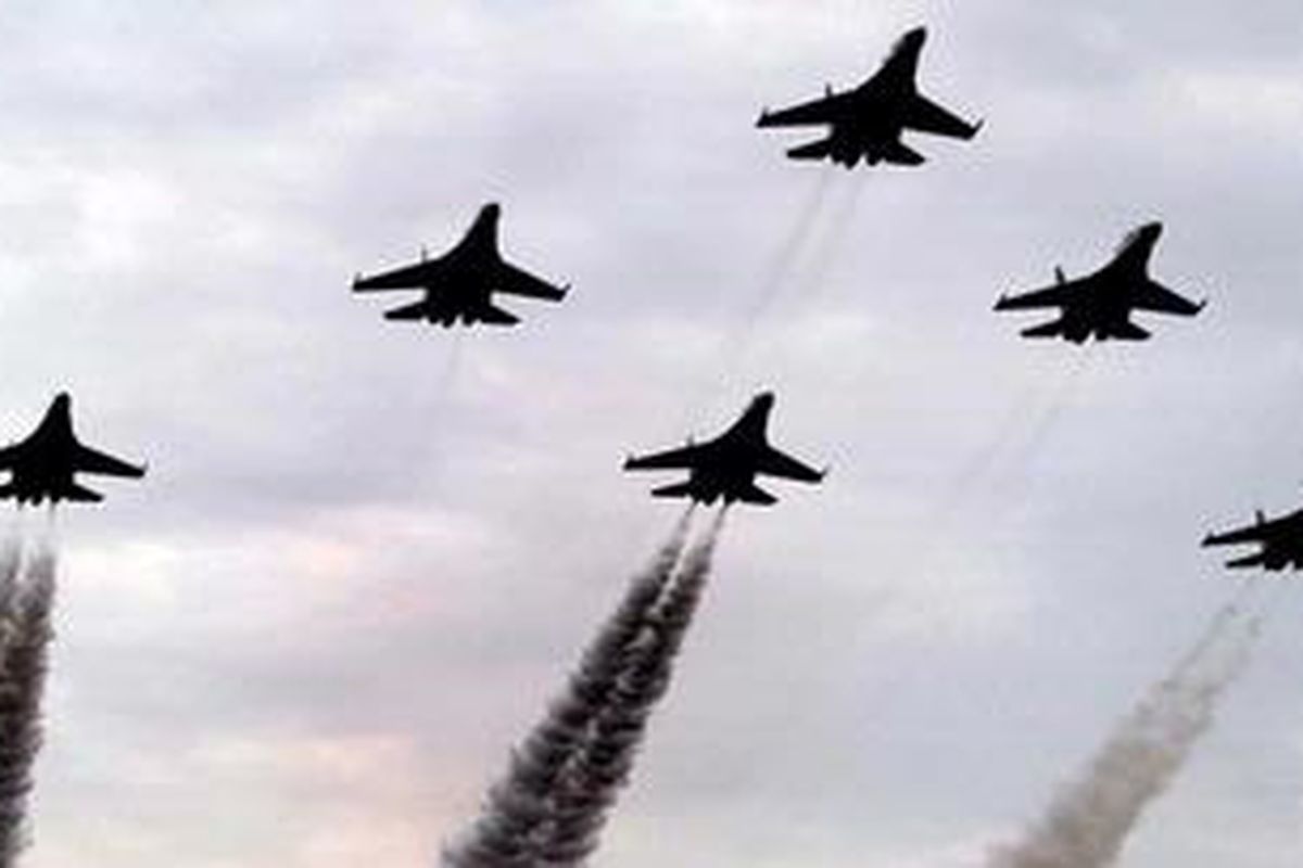 Formasi udara pesawat Sukhoi saat perayaan HUT Ke-65 TNI di Lanud Halim Perdanakusuma, Jakarta, Selasa (5/10/2010). Atraksi udara ini menampilkan 49 buah pesawat milik TNI, yang terdiri dari helikopter Colibri, helikopter Bell 412, helikopter Bolcow, helikopter serbu MI-17, pesawat NC-212 Casa, pesawat latih KT-1 Wong Bee, pesawat F-5 Tiger, pesawat Hawk MK-53, pesawat F-16 Fighting Falcon, pesawat Hawk 100/200, dan pesawat Sukhoi 27 dan 30.