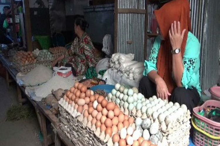 Harga-harga sembako terus naik, pedagang di pasar tradisional di Polewali Mandar repot cek harga agar tak merugi, Kamis (10/5/2018)