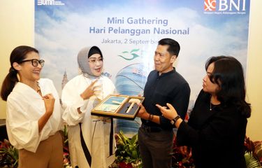 Qiz hammaning koz ongida yalangoch striptiz raqsga tushadi