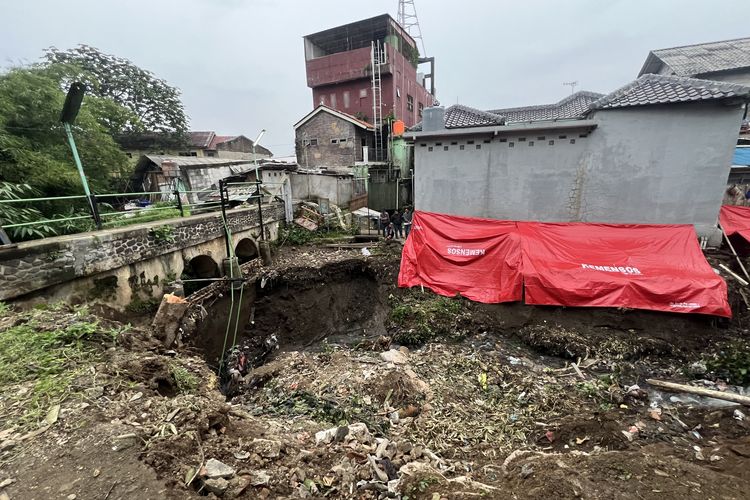 Tanah longsor terjadi di aliran Sungai Cidepit Kelurahan Cilendek Barat, Kecamatan Bogor Barat, Kota Bogor, Senin (5/2/2024).