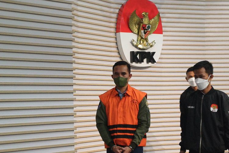 KPK menduga eks Kepala Bea dan Cukai Yogyakarta Eko Darmanto menerima gratifikasi sebesar Rp 18 miliar rupiah dari pengusaha impor, pengusaha pengurusan jasa kepabeanan (PPJK), dan pengusaha barang kena cukai, Jumat (8/12/2023).