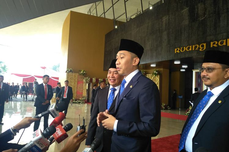 Edhie Baskoro Yudhoyono atau Ibas menghadiri pelantikan anggota DPR/DPD/MPR RI, di Kompleks Parlemen, Senayan, Jakarta, Selasa (1/10/2019).