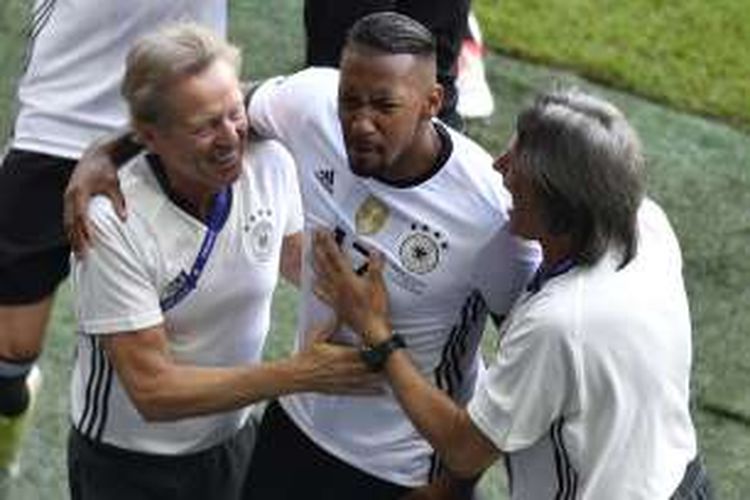 Bek tim nasional Jerman, Jerome Boateng (tengah), merayakan gol ke gawang Slovakia, pada laga babak 16 besar Piala Eropa 2016 di Stade Pierre-Mauroy, 26 Juni 2016.