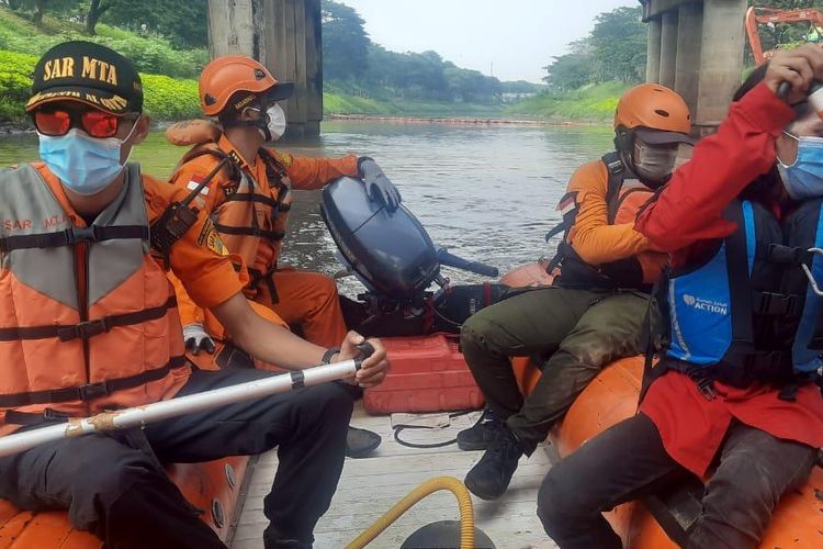 Tim rescue Basarnas dari Kantor Pencarian dan Pertolongan Jakarta melakukan pencarian bocah yang diduga terseret arus Kali Banjir Kanal Timur (BKT), Kelurahan Pondok Kopi, Kecamatan Duren Sawit, Jakarta Timur.