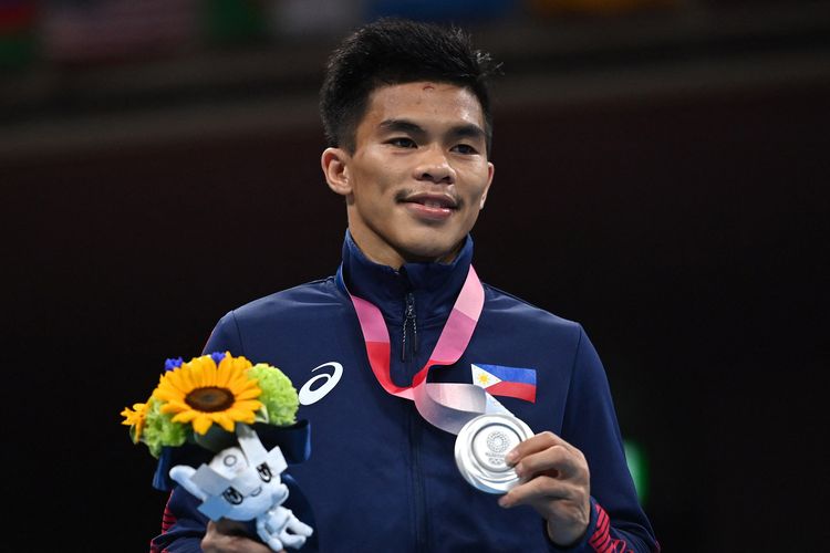 Petinju Filipina Carlo Paalam merayakan medali perak yang diraihnya usai kalah dari petinju Inggris Raya, Galal Yafai, dalam final Olimpiade Tokyo kelas terbang (48-52 kg) di Kokugikan Arena, Tokyo, Jepang, pada 7 Agustus 2021.