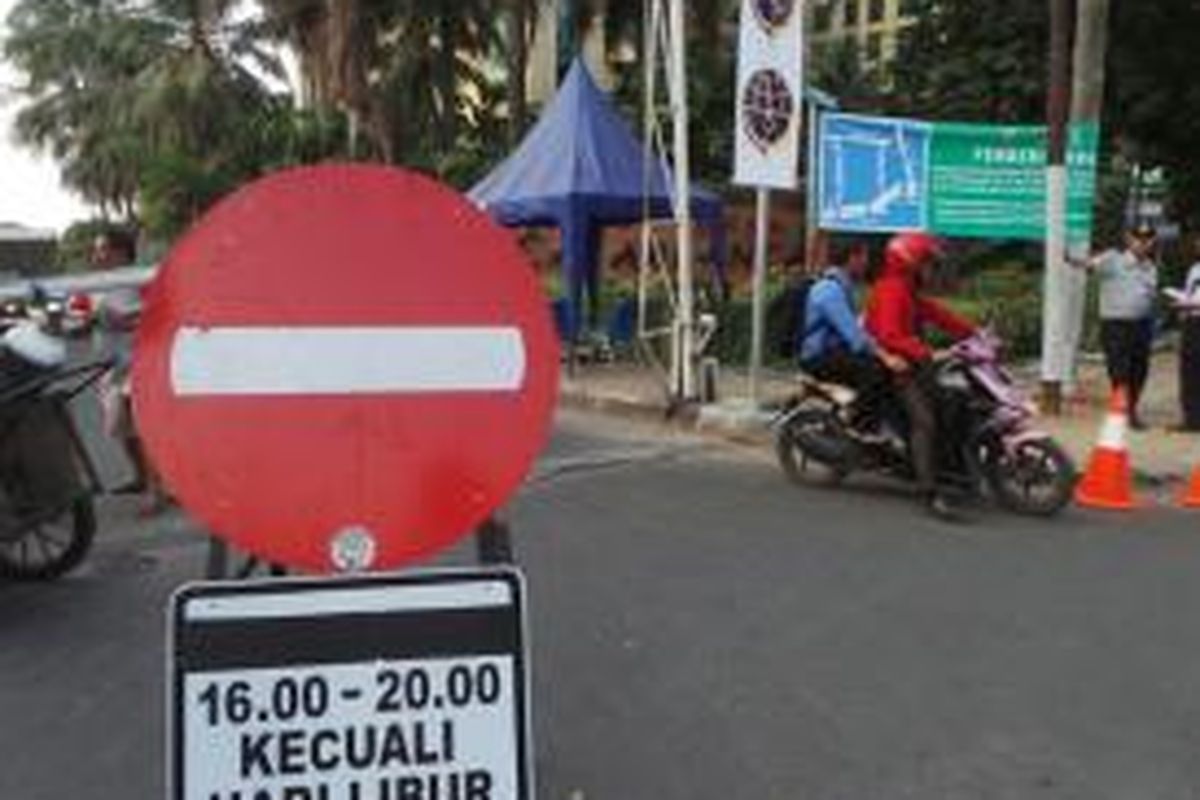 Petugas memasang rambu di pengaturan sistem satu arah terbatas di Jalan Pendawa dan Jalan Menteng Pulo 2 di Tebet,Jakarta Selatan Selasa (22/9/2015)