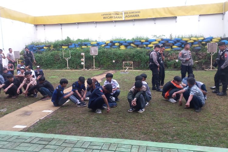 Polisi amankan puluhan pelajar yang terlibat tawuran di Mapolres Sumedang, Jumat (10/3/2023) sore. AAM AMINULLAH/KOMPAS.com