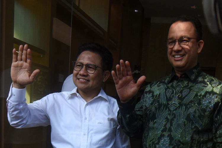 Ketua Umum Partai Kebangkitan Bangsa (PKB) yang juga cawapres Muhaimin Iskandar (kiri) bersama bakal calon presiden Koalisi Perubahan Anies Baswedan (kanan) saat tiba di kantor DPP PKB, Jakarta, Senin (11/9/2023). Pertemuan tersebut membahas rapat pemenangan bersama pengurus DPP PKB. ANTARA FOTO/Indrianto Eko Suwarso/Spt.