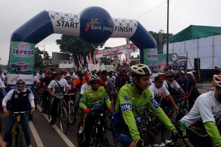 Mengambil start di alun-alun kota Purwokerto, Minggu (11/11/2018), bendera start dikibarkan oleh Asisten Deputi Pengelolaan Olaraga Rekreasi, Teguh Rahardjo dihadapan ribuan peserta yang terdiri dari kaum muda dan tua.