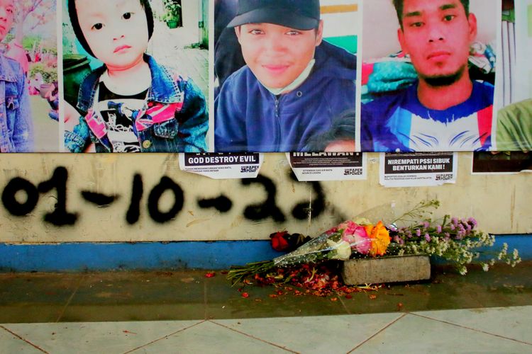 Bunga dari peziarah korban meninggal saat kirim doa memperingati satu tahun Tragedi Kanjuruhan di gate 13 Stadion Kanjuruhan Kabupaten Malang, Minggu (1/10/2023) siang.