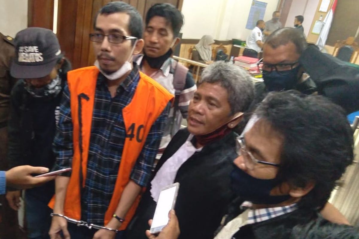 Former Banjarhits.id Chief Editor Diananta Putera Sumedi (middle) sentenced to three months in prison for violating Indonesias Information and Transaction Law