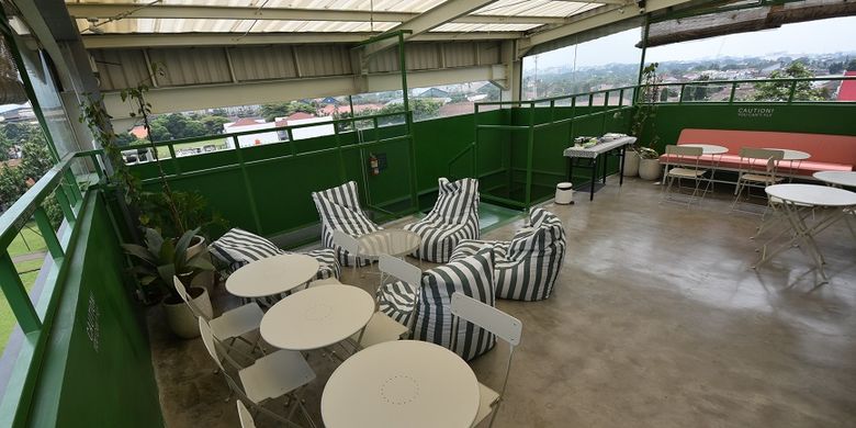 Salah satu yang menarik dari Hostel Temmu Co Living di Bandung adalah pemandangan dari rooftopnya. 