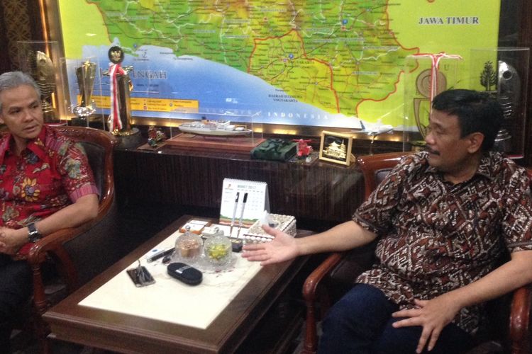 Wakil Gubernur DKI Jakarta Djarot Saiful Hidayat mengunjungi Gubernur Jateng Ganjar Pranowo di Semarang, Jumat (3/3/2017). Dalam kunjungan ini, DKI berencana membeli semua produk hasil pertanian yang ada di Jateng.