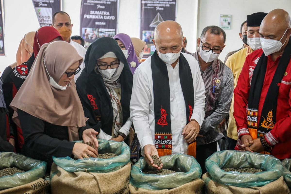 Menteri Koperasi dan UKM Teten Masduki saat berkunjung ke Kokowagayo di Bener Meriah, Aceh.