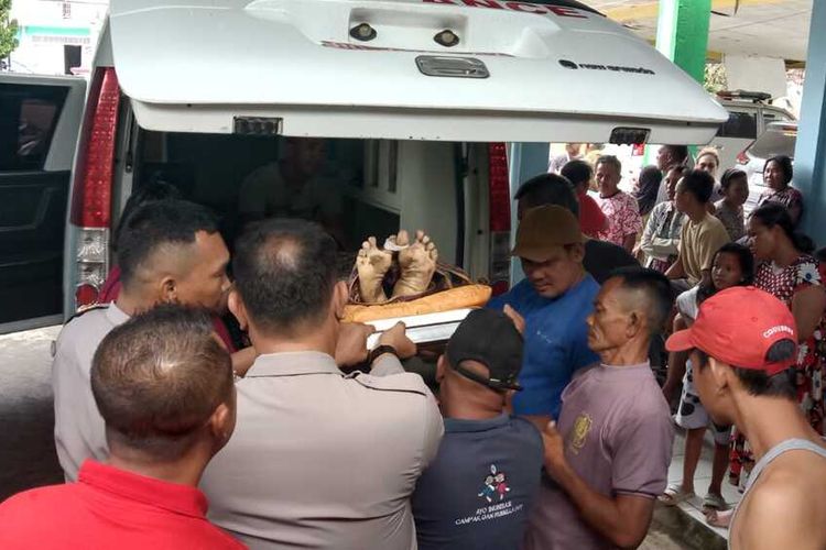 Evakuasi salah satu korban kecelekaan mobil travel yang terjun ke sungai Kelingi, Kabupaten Musi Rawas, Sumatera Selatan, Kamis (23/5/2024). Dalam kecelakaan tersebut, empat orang penumpang termasuk mobil dinyatakan tewas.