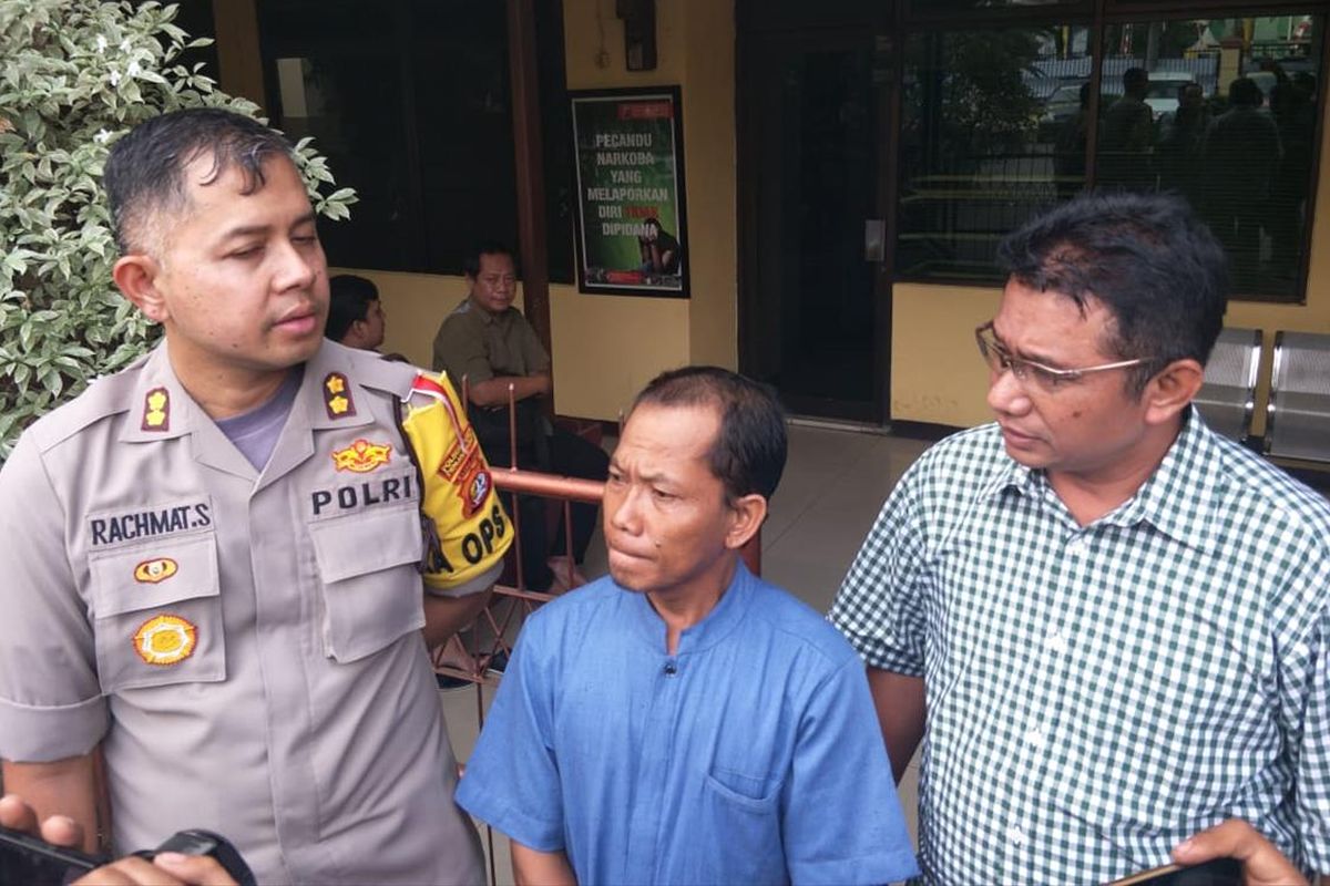 Kapolsek Metro Penjaringan, AKBP Rachmat Sumekar dan suami dari ibu yang buang anak memberi keterangan di Mapolsek Metro Jakarta Utara, Kamis (15/8/2019). 