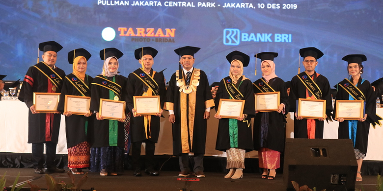 Acara wisuda wisuda program diploma, sarjana, dan pascasarjana Universitas Esa Unggul di Hotel Pullman Central Park, Jakarta Barat, Selasa (10/12/2019) lalu.