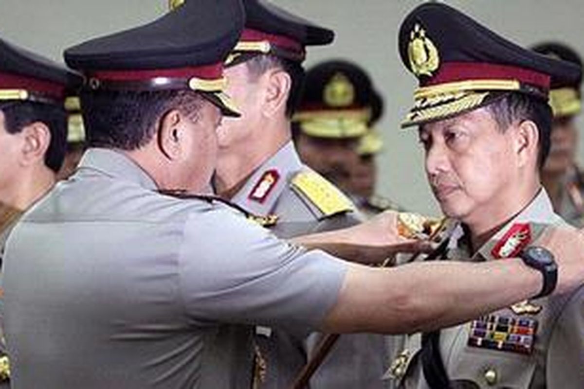 Kapolri Jendral (Pol) Timur Pradopo (depan) memimpin serah terima jabatan Kapolda Papua, di Gedung Rupatama, Mabes Polri, Jakarta, Jumat (21/9/2012).