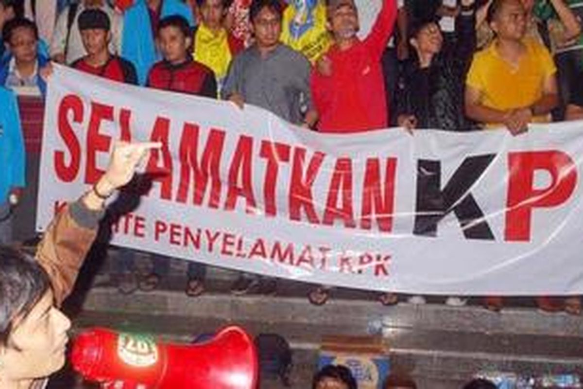 Sejumlah Aktivis melakukan aksi penyelamatan KPK di Gedung KPK, Jakarta, Sabtu (6/10/2012) Kehadiran para Aktivis merupakan reakasi dari datangnya sejumlah anggota Propam Polda Bengkulu Ke KPK untuk menjemput penyidik KPK Novel Baswedan. 