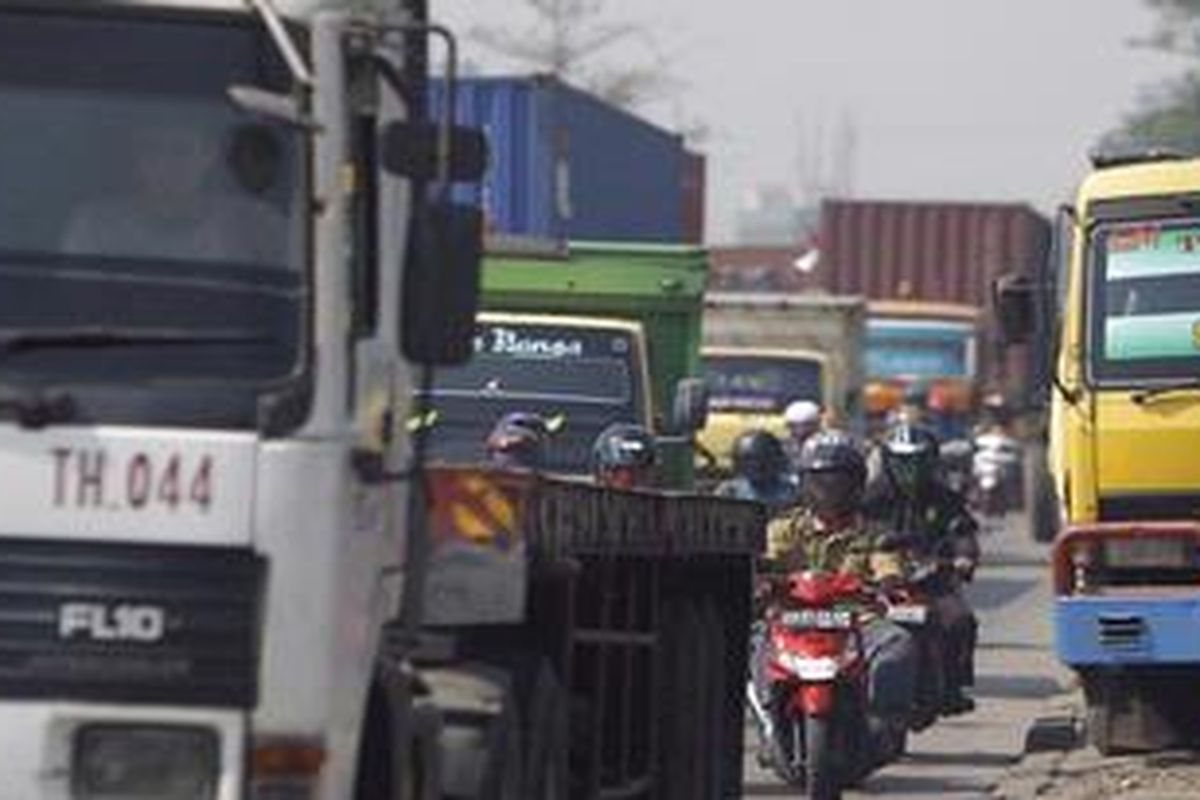 Pengguna jalan yang kebanyakan truk kontainer tersendat di Jalan Cakung Cilincing, Semper, Jakarta Utara, Senin (15/8/2011). Kemacetan terjadi karena truk kontainer yang parkir sembarangan dan perbaikan jalan di Jalan Akses Marunda dan pelebaran jembatan menuju Kawasan Berikat Nusantara (KBN) Marunda.