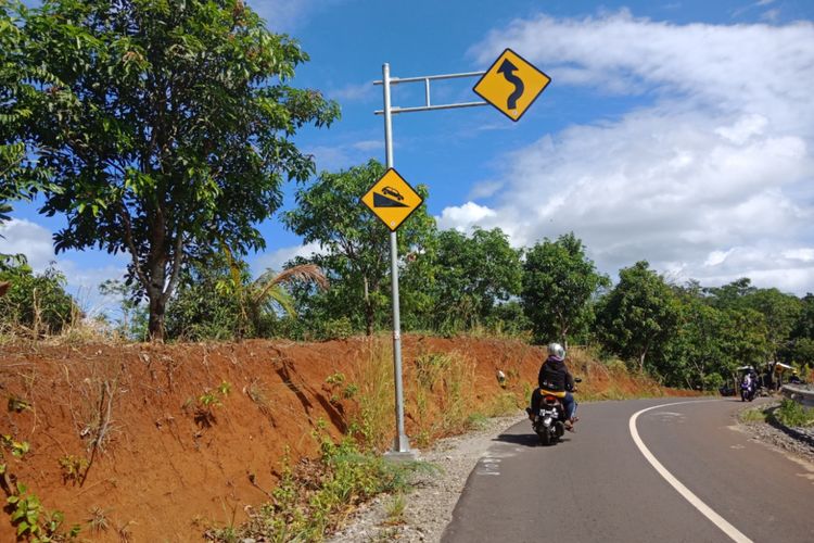 Perjalanan menuju Geopark Ciletuh, yang penuh kelokan, turunan, dan tanjakan curam, Sabtu (23/6/2018).