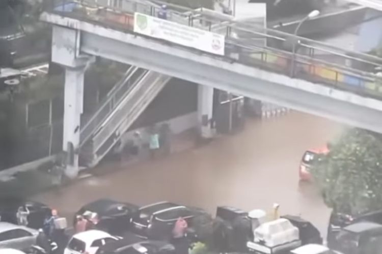 Arus lalu lintas di Jalan TB Simatupang, tepatnya depan Sovereign Plaza, Jakarta Selatan, macet pada Kamis (6/10/2022) sore, karena banjir. Dalam unggahan akun Instagram @jktinfo, puluhan mobil terjebak banjir di jalan tersebut. Tampak arus lalu lintas tersendat.