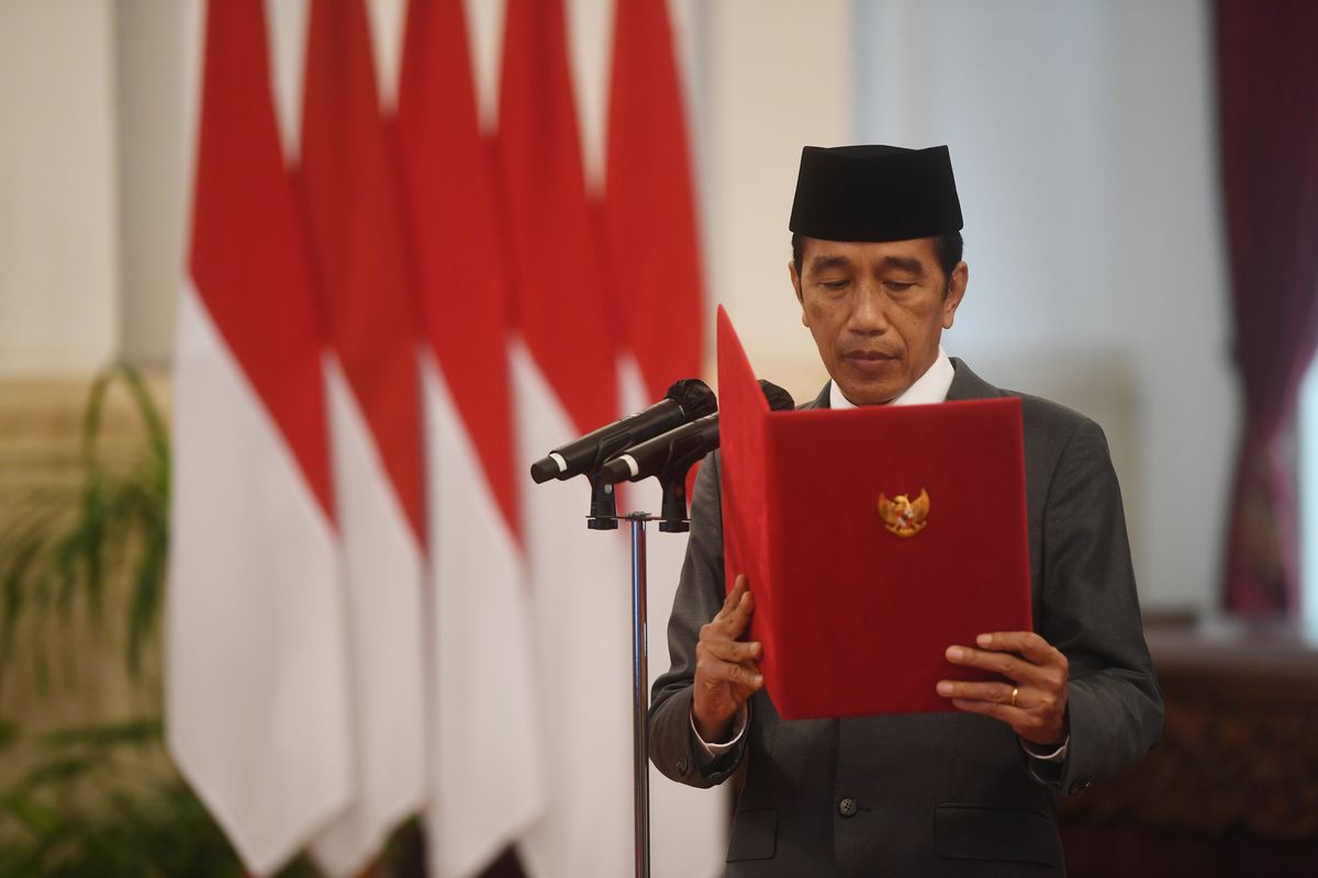 Presiden Joko Widodo membacakan sumpah saat upacara pelantikan menteri dan wakil menteri Kabinet Indonesia Maju sisa masa jabatan periode 2019-2024 di Istana Negara, Rabu (15/6/2022). Presiden Joko Widodo secara resmi melantik Menteri Perdagangan Zulkifli Hasan, Menteri ATR/BPN Hadi Tjahjanto, Wamen ATR Raja Juli Antoni, Wamendagri John Wempi Watipo, dan Wamenaker Afriansyah Noor. 