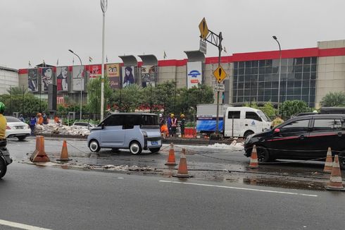 Kucuran Air Keluar dari Pembatas Jalan Metro Pondok Indah, Timbulkan Genangan dan Bikin Macet
