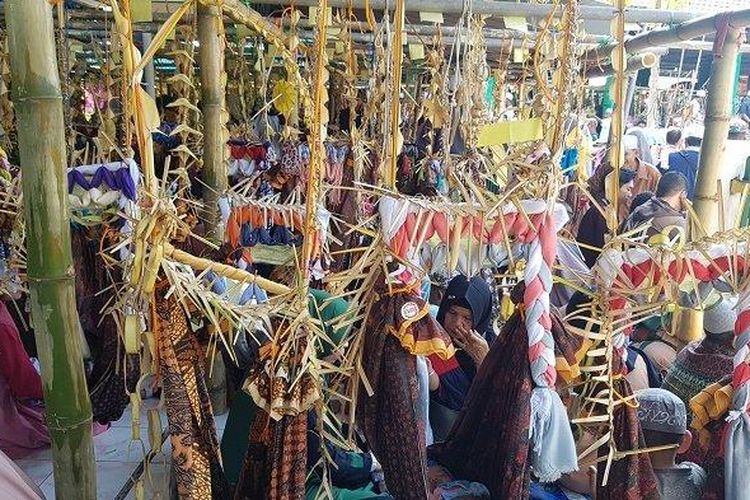 Pelaksanaan tradisi Baayun Maulid di Masjid Al Mukarramah  Desa Banua Halat Kiri, Kecamatan Tapin Utara. 
