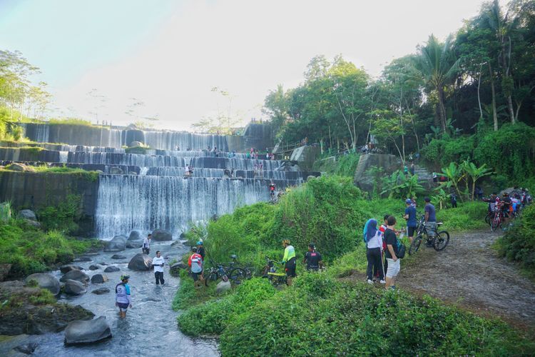 Aktivitas wisatawan di air terjun yang viral.