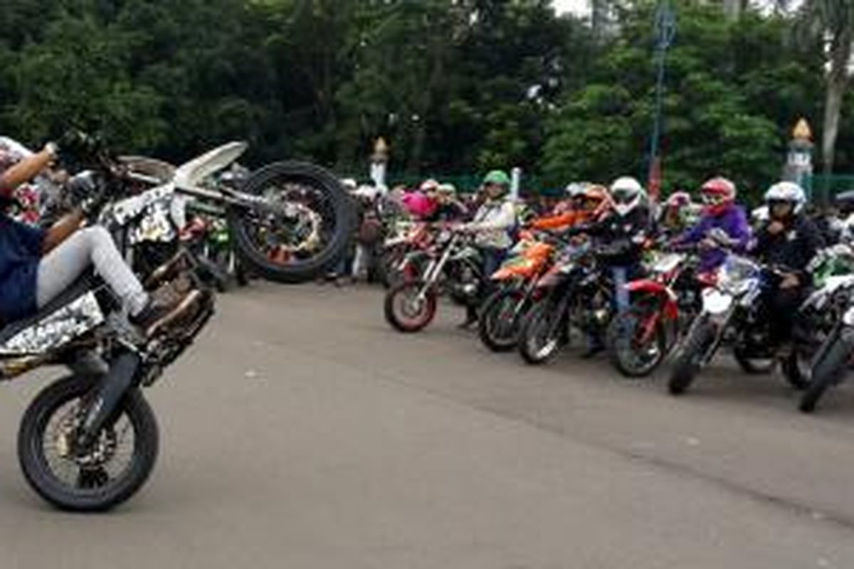 Aksi freestyle dalam Jakarta Supermoto Sunday oleh komunitas Kracker.