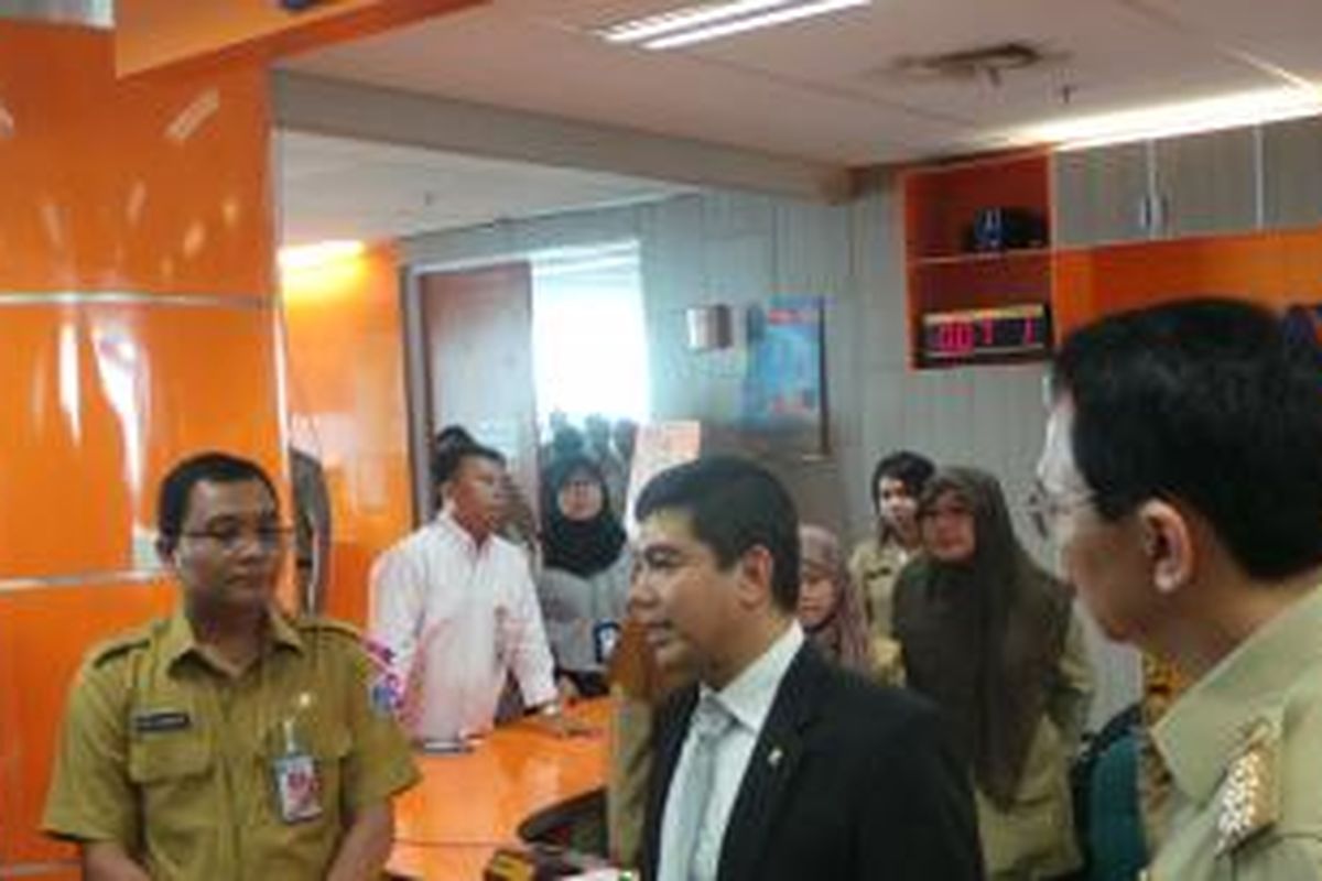 (dari kiri ke kanan) Kepala Badan Pelayanan Terpadu Satu Pintu (BPTSP) DKI Edy Junaedi Harahap, Menteri PAN dan RB Yuddy Chrisnandi, dan Gubernur DKI Jakarta Basuki Tjahaja Purnama saat inspeksi mendadak (sidak) di BPTSP DKI, Rabu (22/7/2015). 