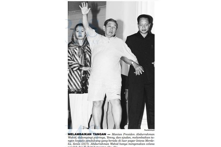 Presiden keempat RI Abdurrahman Wahid, didampingi putrinya, Yenny, dan ajudan, melambaikan tangan kepada pendukung yang berada di luar pagar Istana Merdeka, Senin (23/7/2001). Abdurrahman Wahid hanya mengenakan celana pendek dan T-shirt berwarna abu-abu.