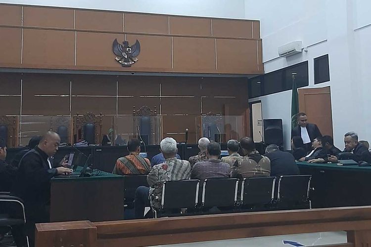 Delapan terdakwa kasus korupsi proyek fiktif Rp324 di PT Graha Telkom Sigma saat menunggu jalannya sidang dengan agenda pembacaan vonis Pengadilan Tipikor Serang. Rabu (6/3/2024(.