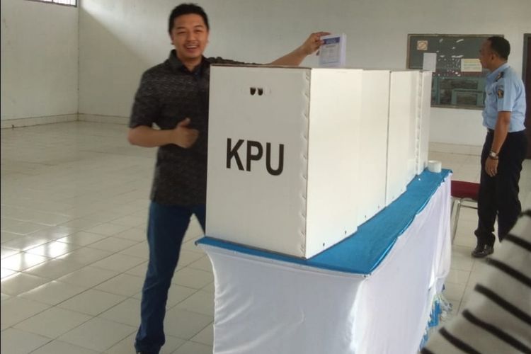 Mantan Wali Kota Kendari Adiatma Dwi Putra  menyalurkan hak pilihnya di TPS Khusus Lapas Klas II Kendari pada 17 April di Pemilu 2019 