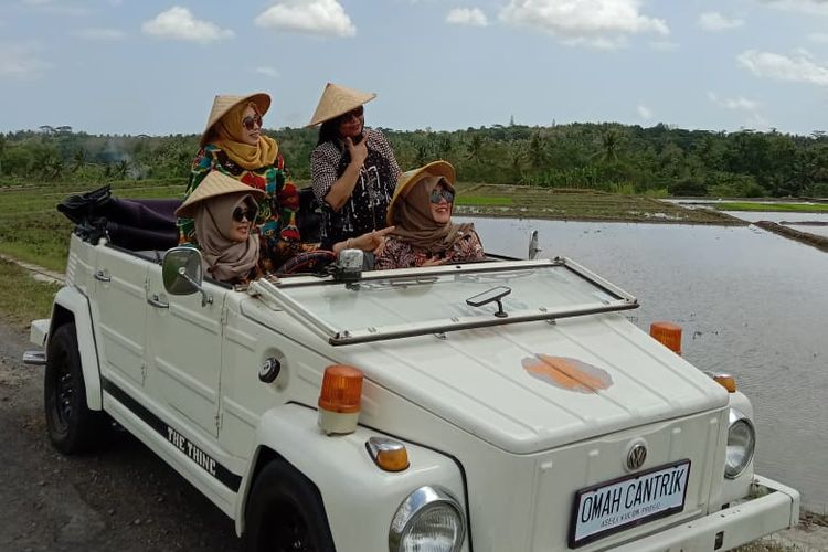Tempat wisata di Kulon Progo - Kegiatan susur desa menggunakan VW Safari di Omah Cantrik, Kulon Progo, Yogyakarta.