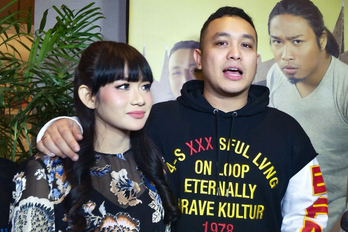 Pembawa acara Gilang Dirga dan sang istri, Adiezty Fersa dalam pemutaran perdana film Liam dan Laila di XXI Epicentrum, Kuningan, Jakarta Selatan, Senin (1/10/2018).