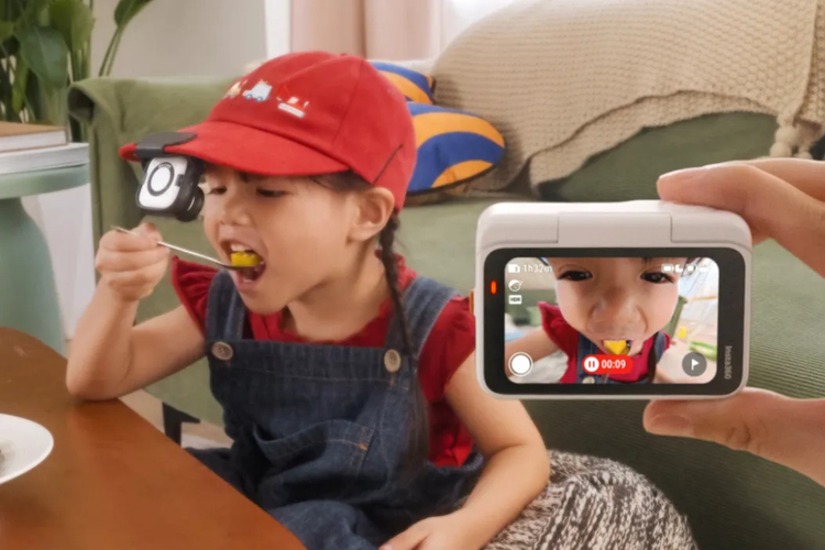 Insta360 Go Ultra masih tetap dilengkapi dengan kalung magnetik yang lebih kuat. Aksesori ini dirancang khusus agar kamera bisa digantung di dada atau dipasang di topi, sehingga memudahkan pengguna (khususnya anak-anak) saat merekam berbagai aktivitas. 