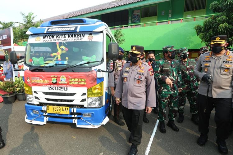 Panglima TNI Marsekal Hadi Tjahanto bersama Kapolri Jenderal Listyo Sigit Prabowo meninjau gerai vaksinasi keliling di Jakarta Pusat, Kamis (22/7/2021). 